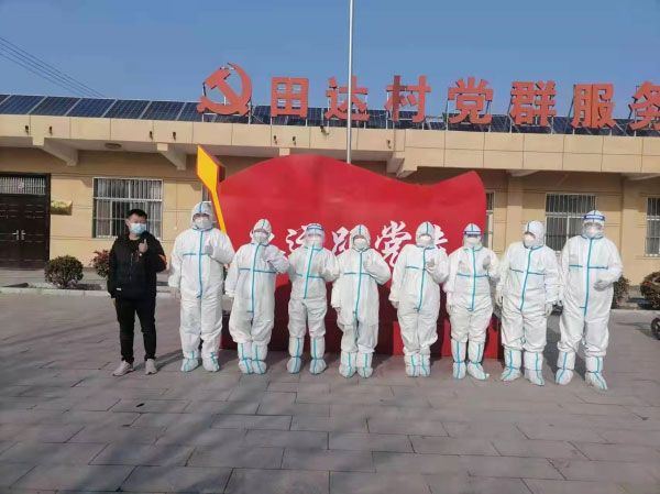 讓黨旗飄揚(yáng)在疫情防控一線